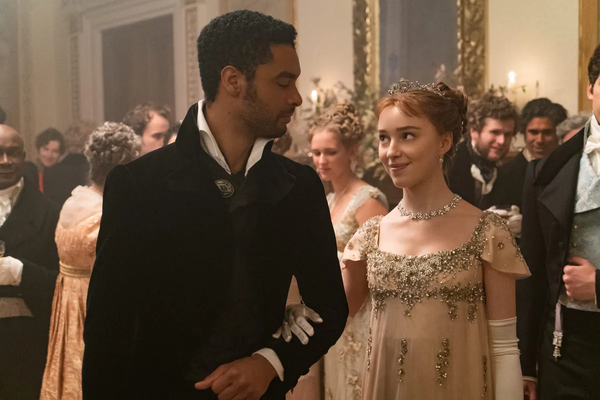 Regé-Jean Page és Phoebe Dynevor, a Bridgerton egykori szereplői.
