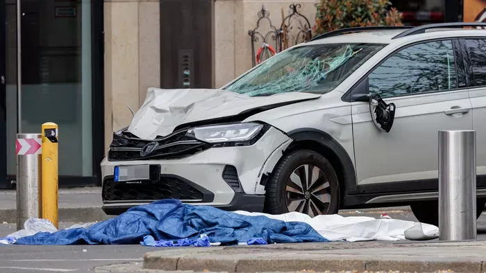 Autó hajtott a sétáló tömegbe, ketten nem élték túl