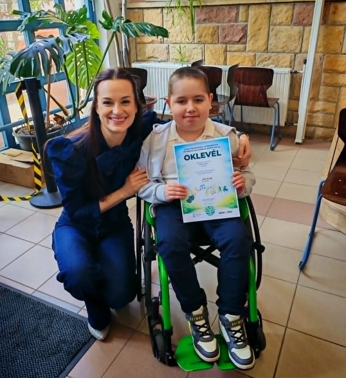 Duchenne-es Ádi nagyon tehetséges szavaló, rendszerint díjakat nyer a versmondó versenyeken