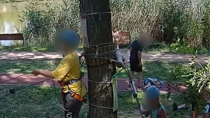 Fél a bosszútól, elköltözött a kisfiút felrúgó karateedző