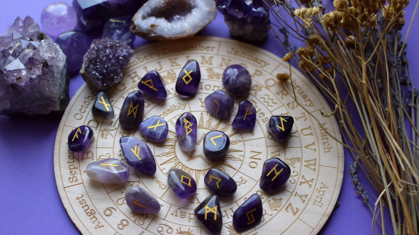 Zodiákus kör ásványokkal a kelta horoszkópban.