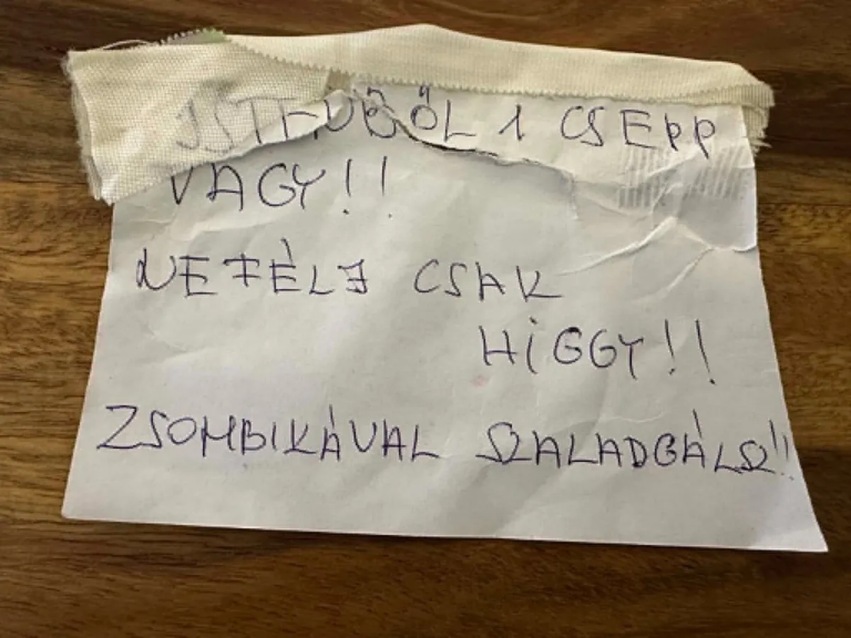 Ezt a cetlit azóta is őrzi 