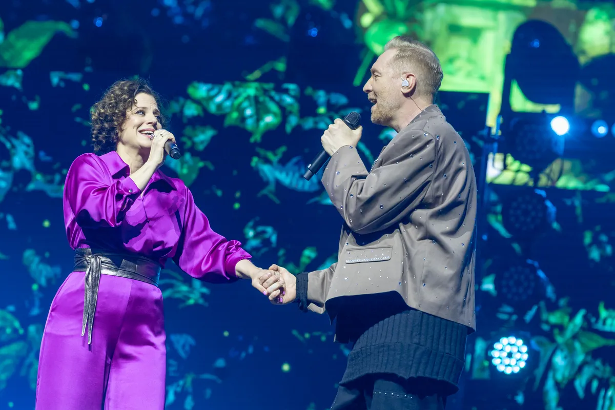 Szinetár Dóra és Bereczki Zoltán egymás kezét fogják a koncerten