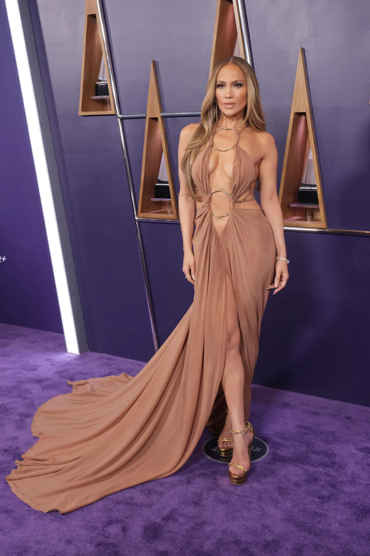 Jennifer Lopez áron alul próbál megszabadulni otthonától.