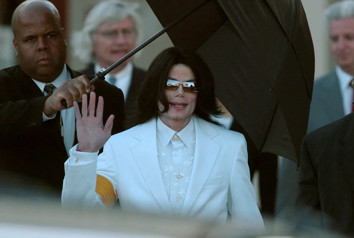 Michael Jackson 2005 februárjában a tárgyalás első napján a santa monicai bíróság előtt.