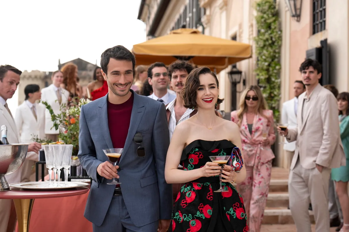 Eugenio Franceschini és Lily Collins az Emily Párizsban 5. évadában.