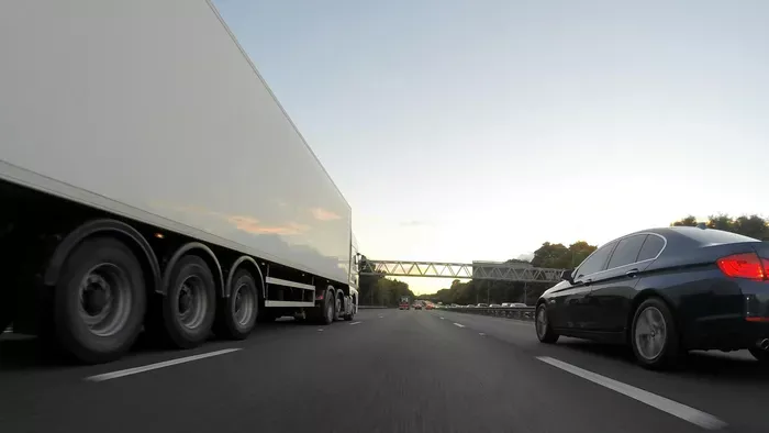 Kamion elé préselte volna be magát egy autós – Videó