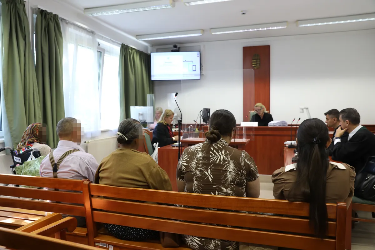 Kifosztással vádolják a család tagjait