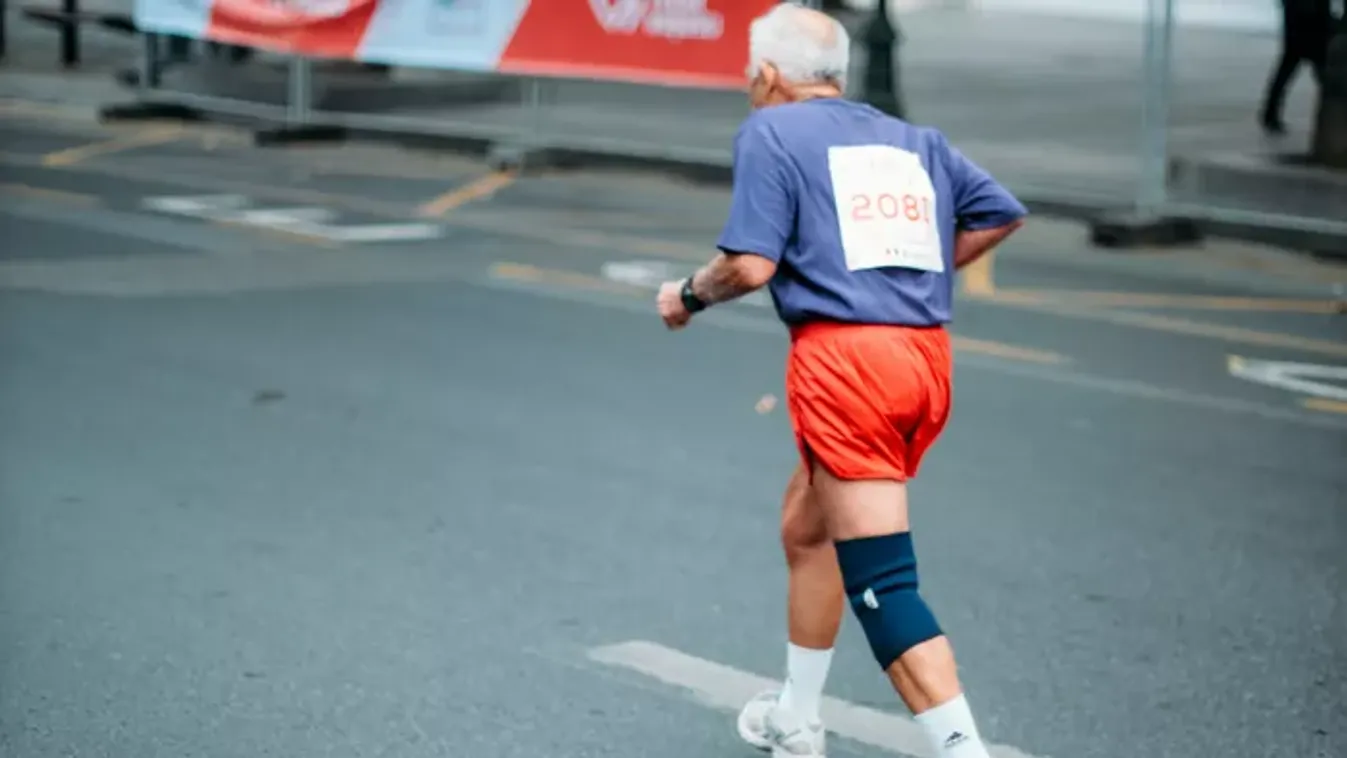 „Ez nem egy könnyű séta” – Alzheimer-kórral futja le a maratont a 75 éves nagypapa