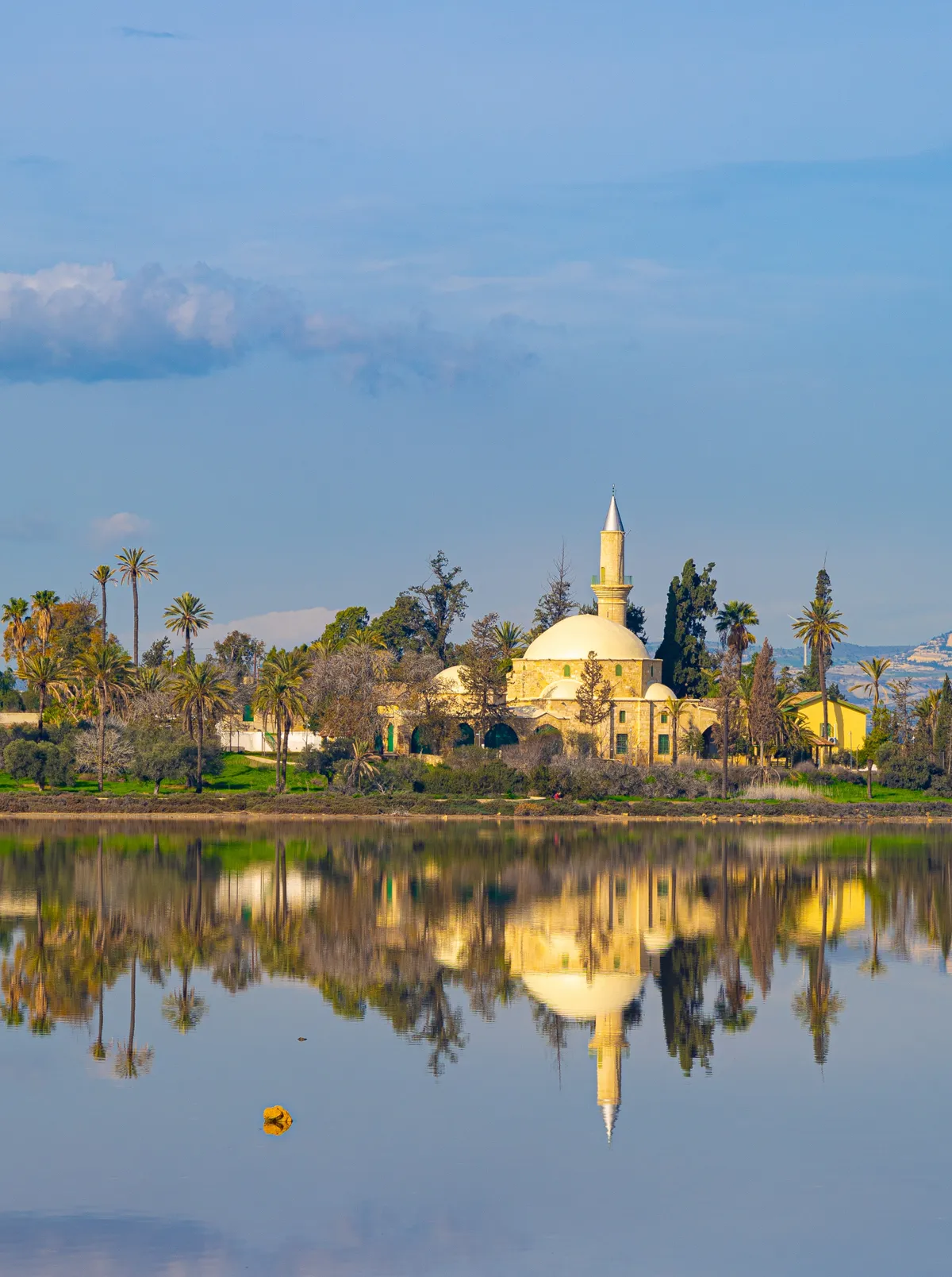 A sós tavakban tükröződő Hala Sultan Tekke-mecset Larnaca mellett