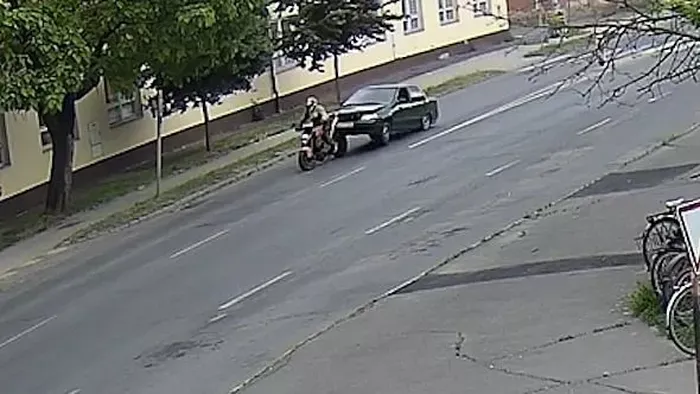 El akarta lökni a motorost, saját autója elejét tette tönkre