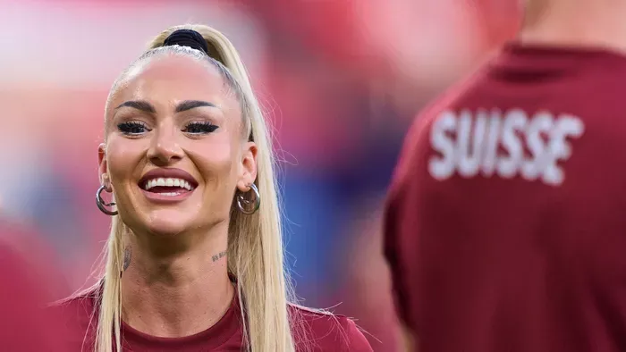 Alisha Lehmann ledobta a textilt, vörös bikiniben pózolt
