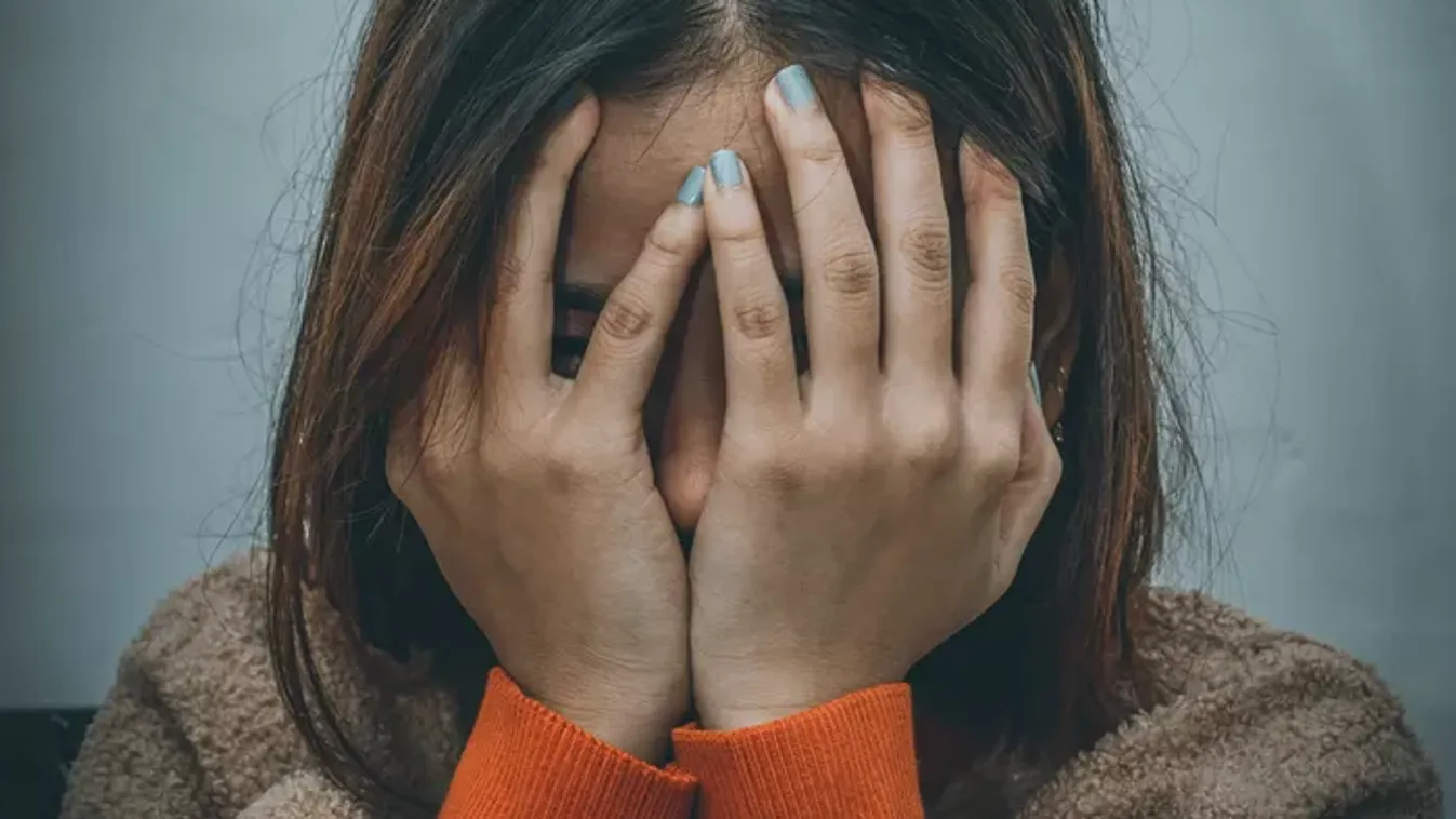 Túl sokat mosolyog a barátod? 7 jel, hogy a legveszélyesebb mentális teher kínozza