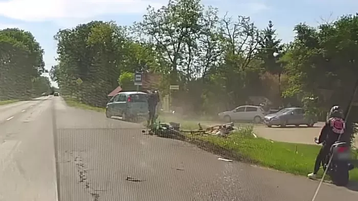 Szélvédőre zuhant a motoros: videón a brutális ütközés
