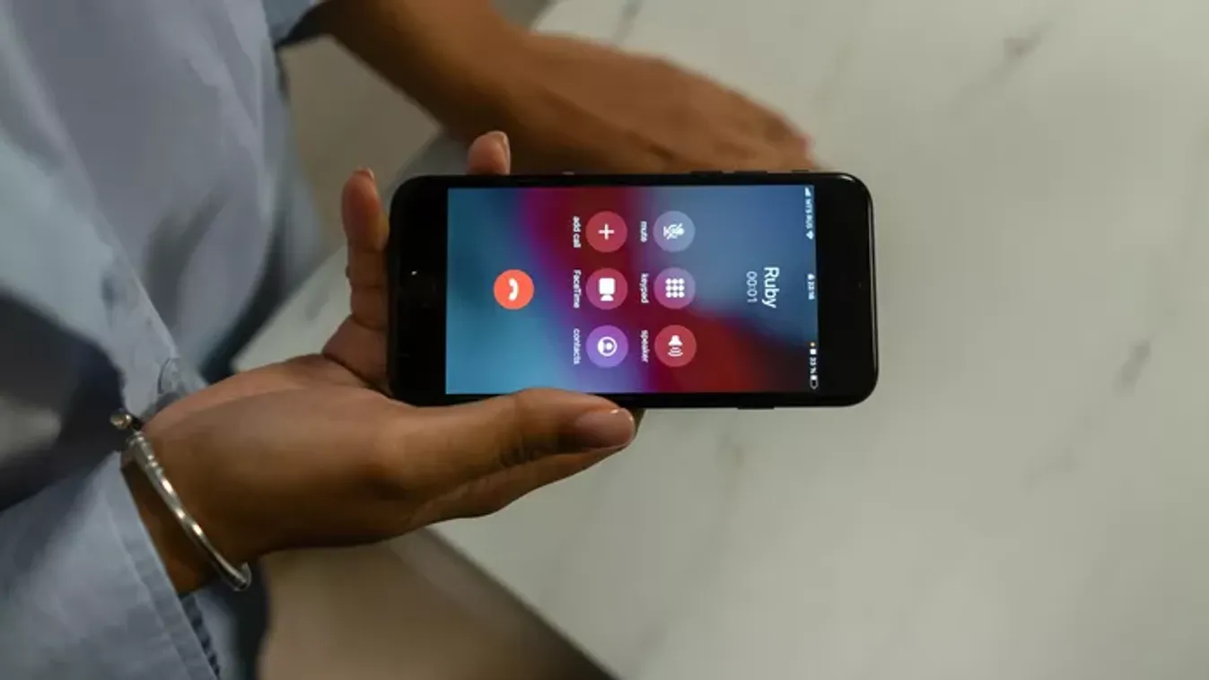 Kitört a pánik az iPhone-osok körében: az Apple durva korlátozásra készül