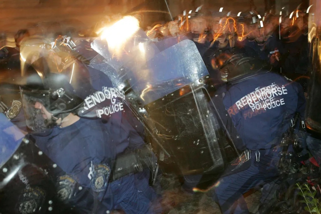 MTV székház előtt, Magyar Televízió székháza előtt, tüntetők, demonstrálók kormány lemondását követelik, petíciót olvastak fel, vandalizmus, tüntetők és rendőrök összecsapása tüntetés, demonstráció