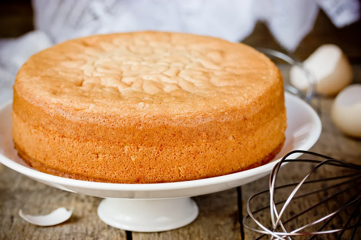 Házi piskóta recept alapján készült torta.