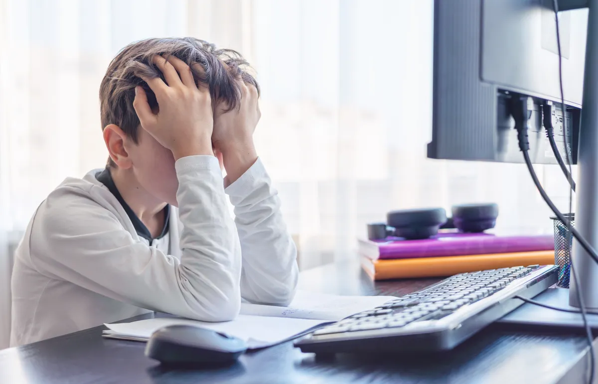 ADHD-s gyerek a számítógép előtt figyelemzavarral küzdve