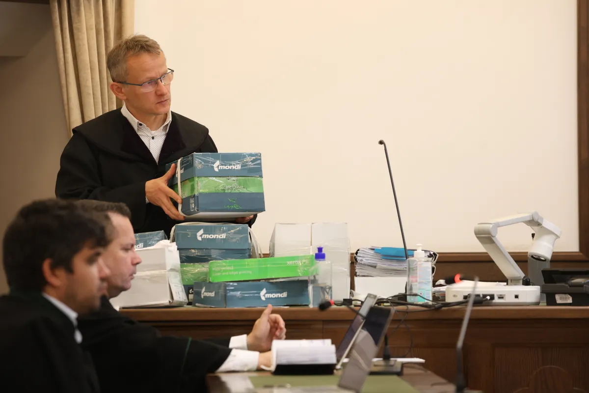 Hableány tárgyalásDr.Kovács Ervin iratokkal a kezében