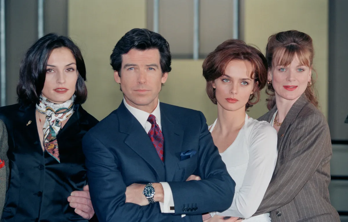 Retró kvízben: Pierce Brosnan ír színész pózol Famke Janssennel (balra), Izabella Scorupcoval (jobbról a második) és Samantha Bonddal (jobbra) a James Bond-film, a GoldenEye reklámfotózásán.