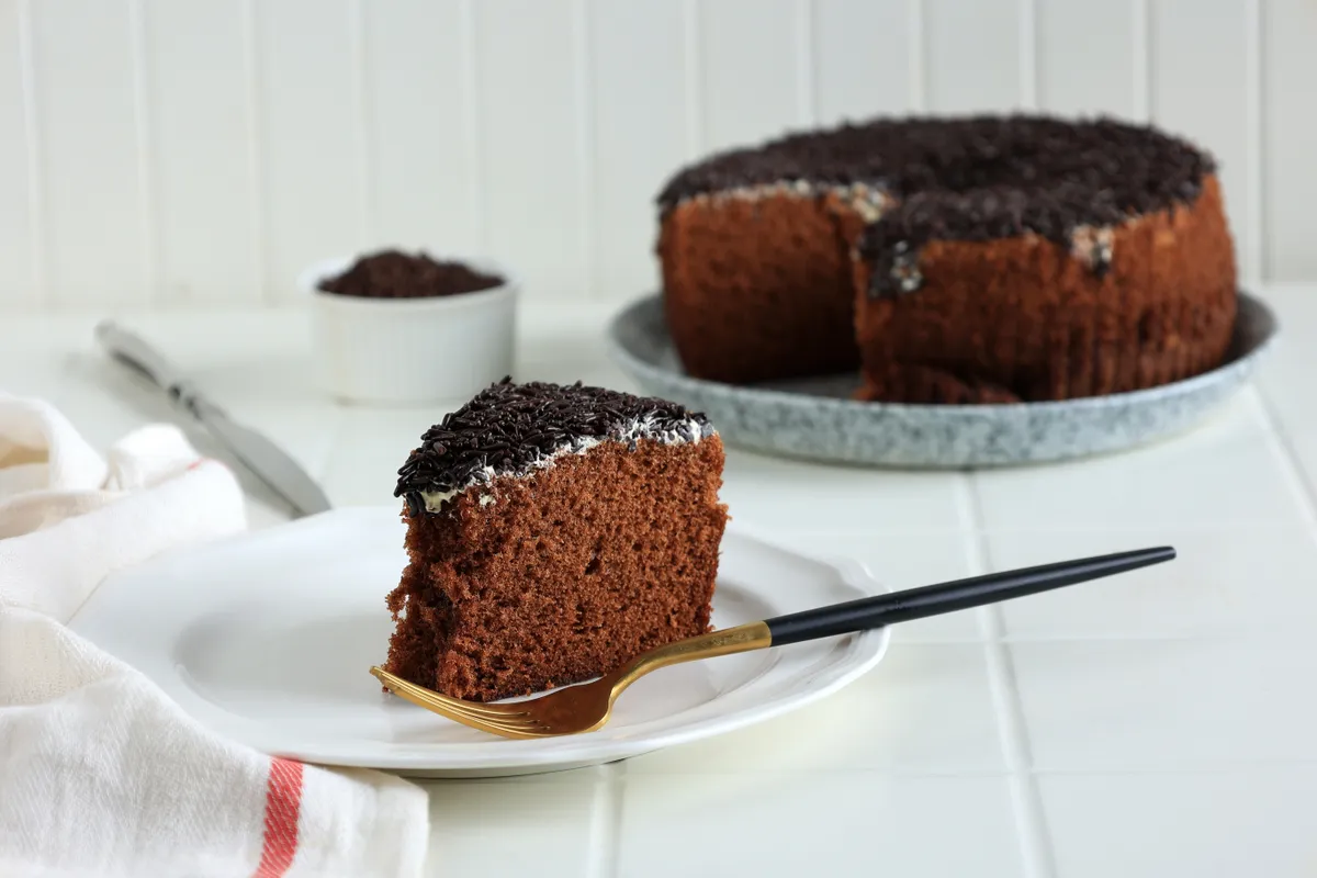 Egyszerű süteményrecept segítségével készült kávés csokoládétorta.