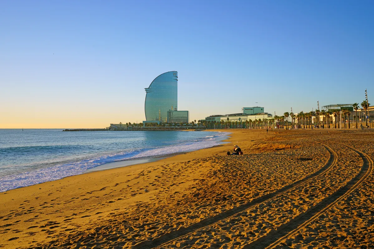A barcelonai Sant Sebastià tengerpart üresen.