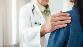 Egy gyönyörű bogarat vett fel kirándulás közben – majdnem belehalt a 44 éves anya az allergiás reakcióba