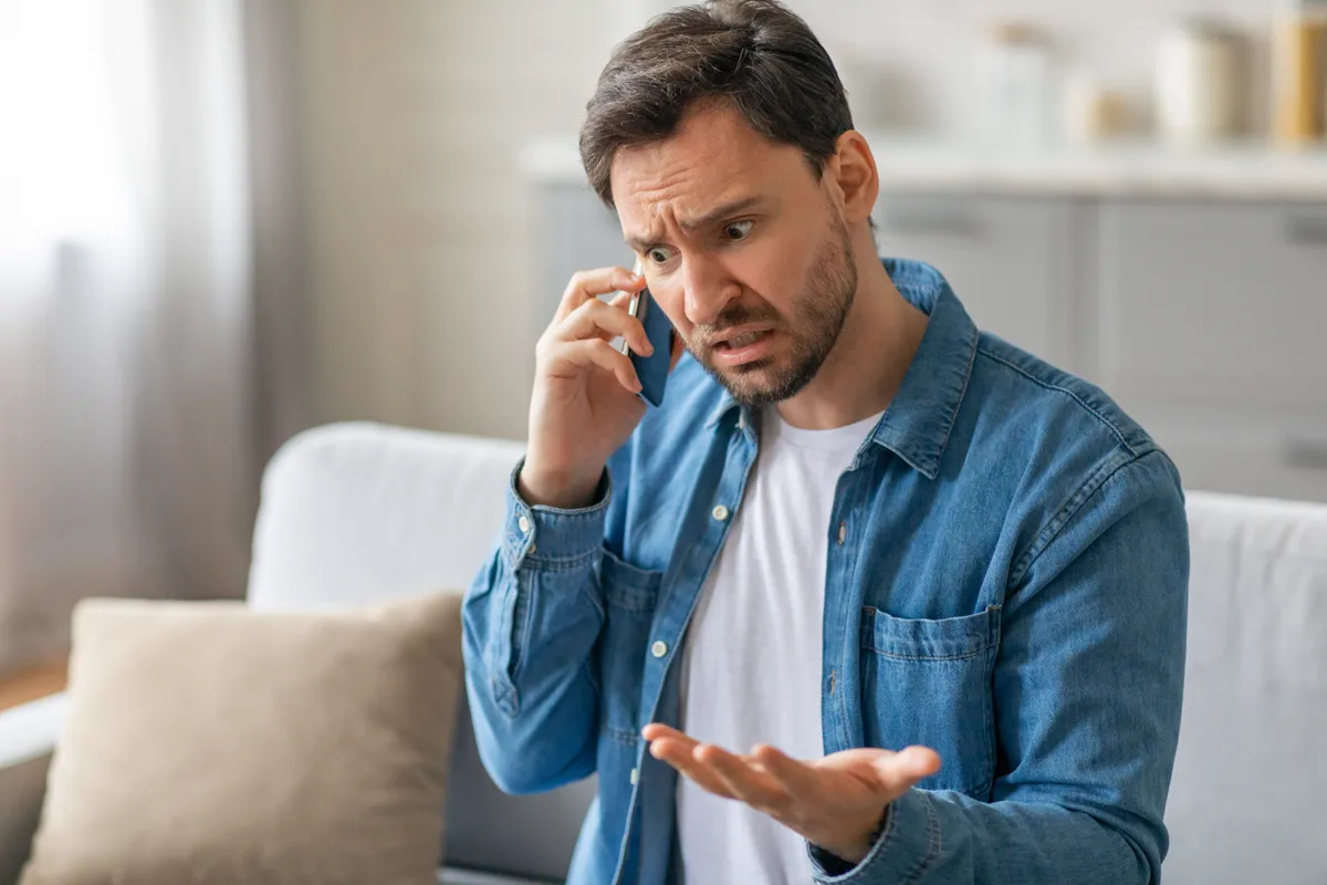 A sógornő hűtlensége miatt idegesen telefonáló férfi.