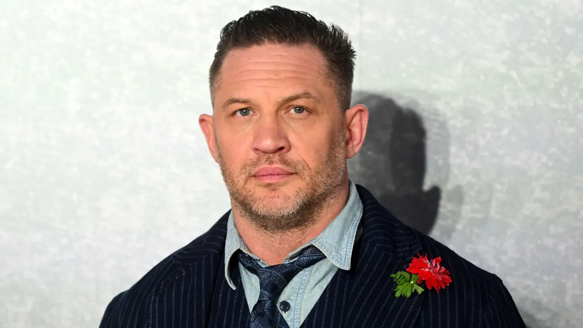 Tom Hardy önpusztító múltja visszatérni látszik – Kirúgták a Gengsztervilágból