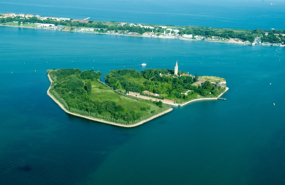 Poveglia szellemszigete a Velencei-lagúnában