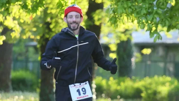 Speciális autóra gyűjt az ultrafutó