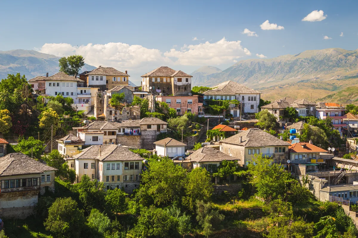 Gjirokastër óvárosa dombra épült házakkal.