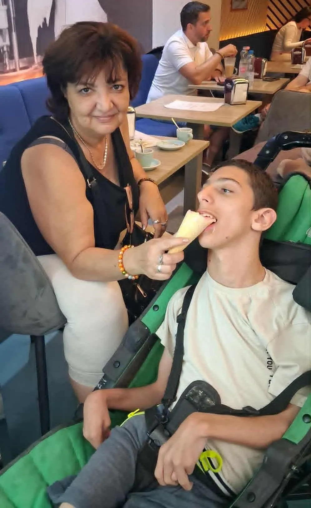 Gyöngyi egyre nehezebben teszi meg a lépcsőfokokat kerekesszékes fiával