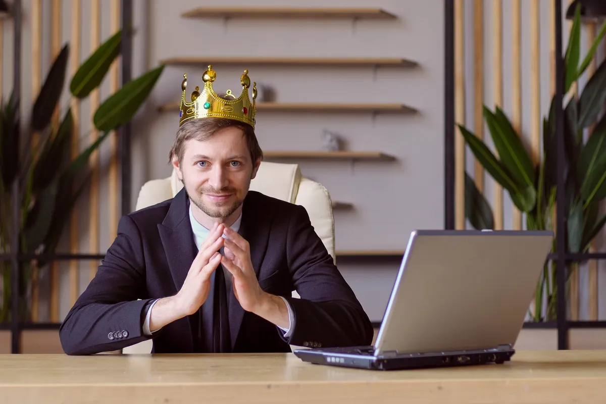Nárcisztikus vezető ül a laptop előtt