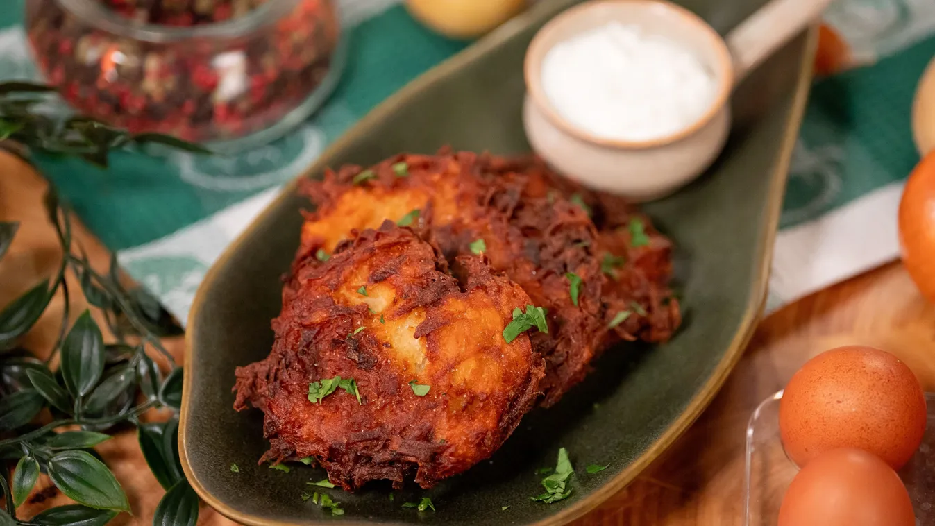 Tócsni recept tejföllel tálalva.