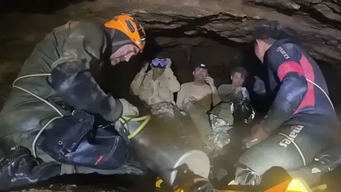 Így ölelték át megmentőiket a barlangban rekedt bányászok