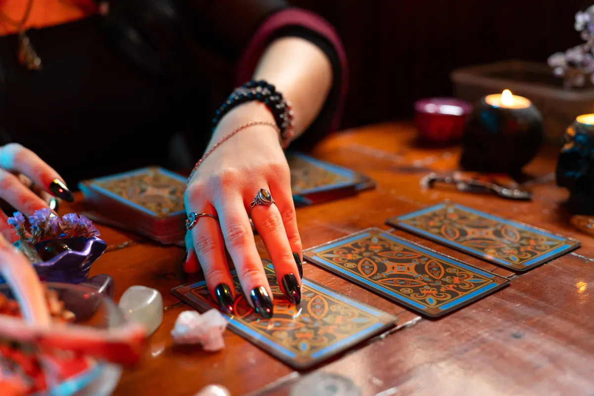 A számmisztika alapján tarot kártyát vető nő.