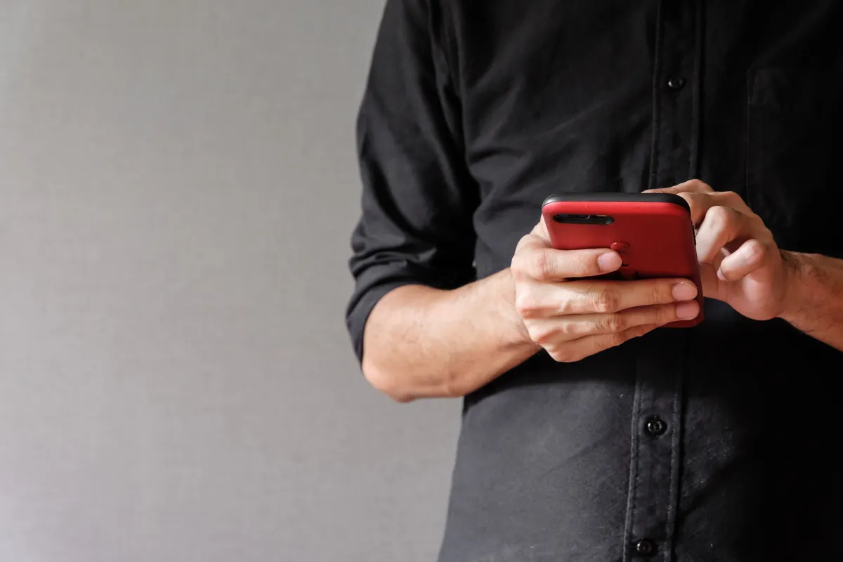 A telefonján mesterséges intelligenciát használó férfi.