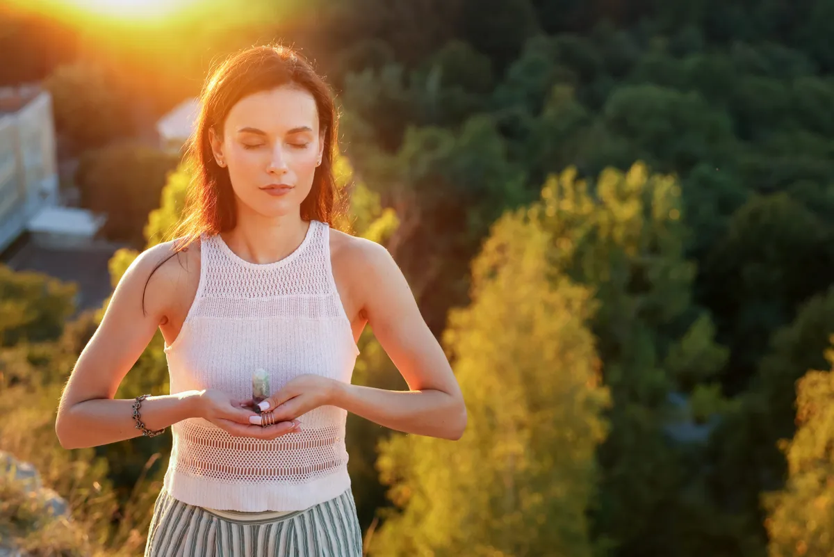 Egy meditáló nő a személyiségtesztben.