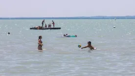 Balatoni strandszezon: minden, amit az idei nyitásról és az árakról tudni lehet