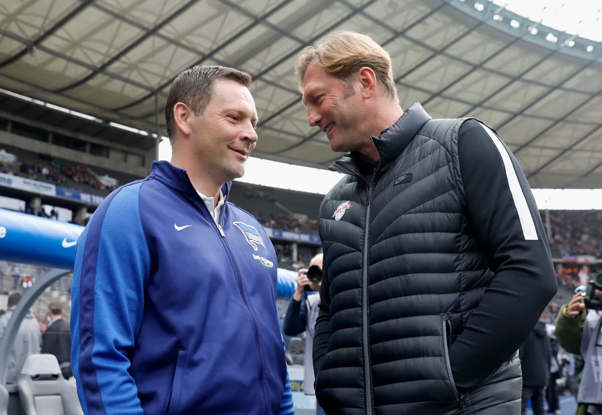 Öt évvel a hantavírusos megbetegedés után: Ralph Hasenhüttl (jobbra) Dárdai Pállal egy 2017-es Hertha-RB Leipzig Bundesliga-meccsen