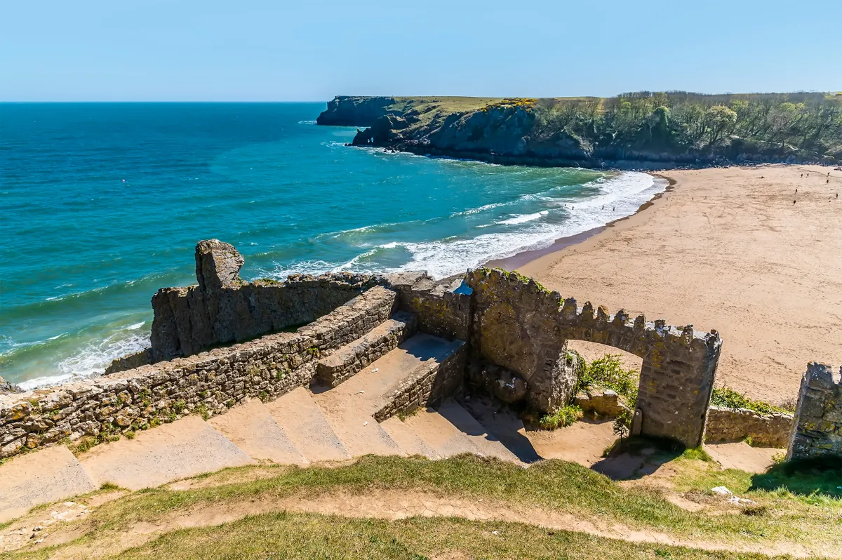 a walesi Barafundle Bay tengerpart felülnézetből