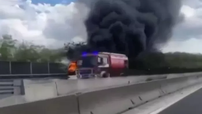 Kigyulladt egy diákokkal teli busz az M0-son