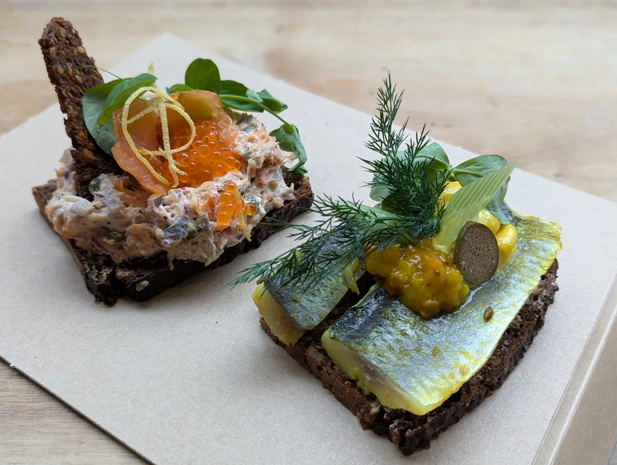 Dán smørrebrød szendvicsek halas feltétekkel.