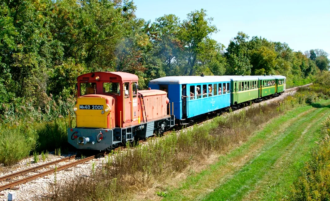 A Balatonfenyvesi Kisvasút menet közben.