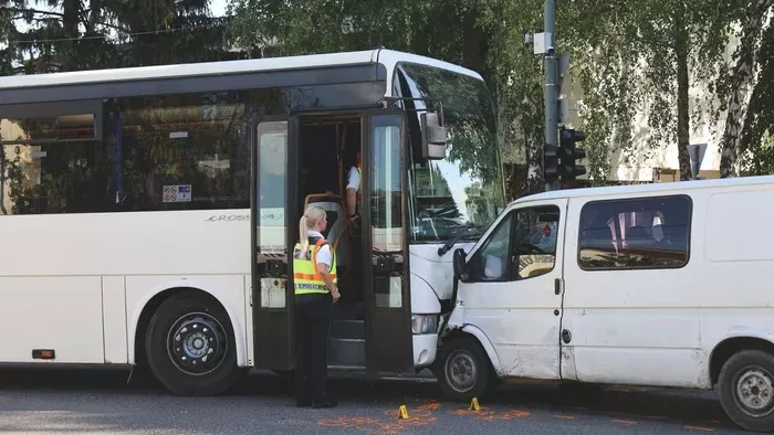 Buszbaleset történt Encsen, 10 gyerek sérült meg