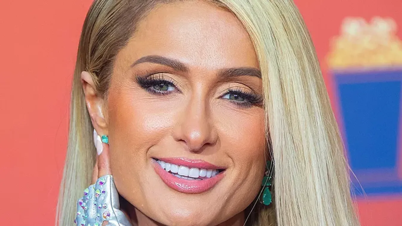 Bye-bye, szőke Barbie: Paris Hilton barna hajjal jelent meg a kifutón