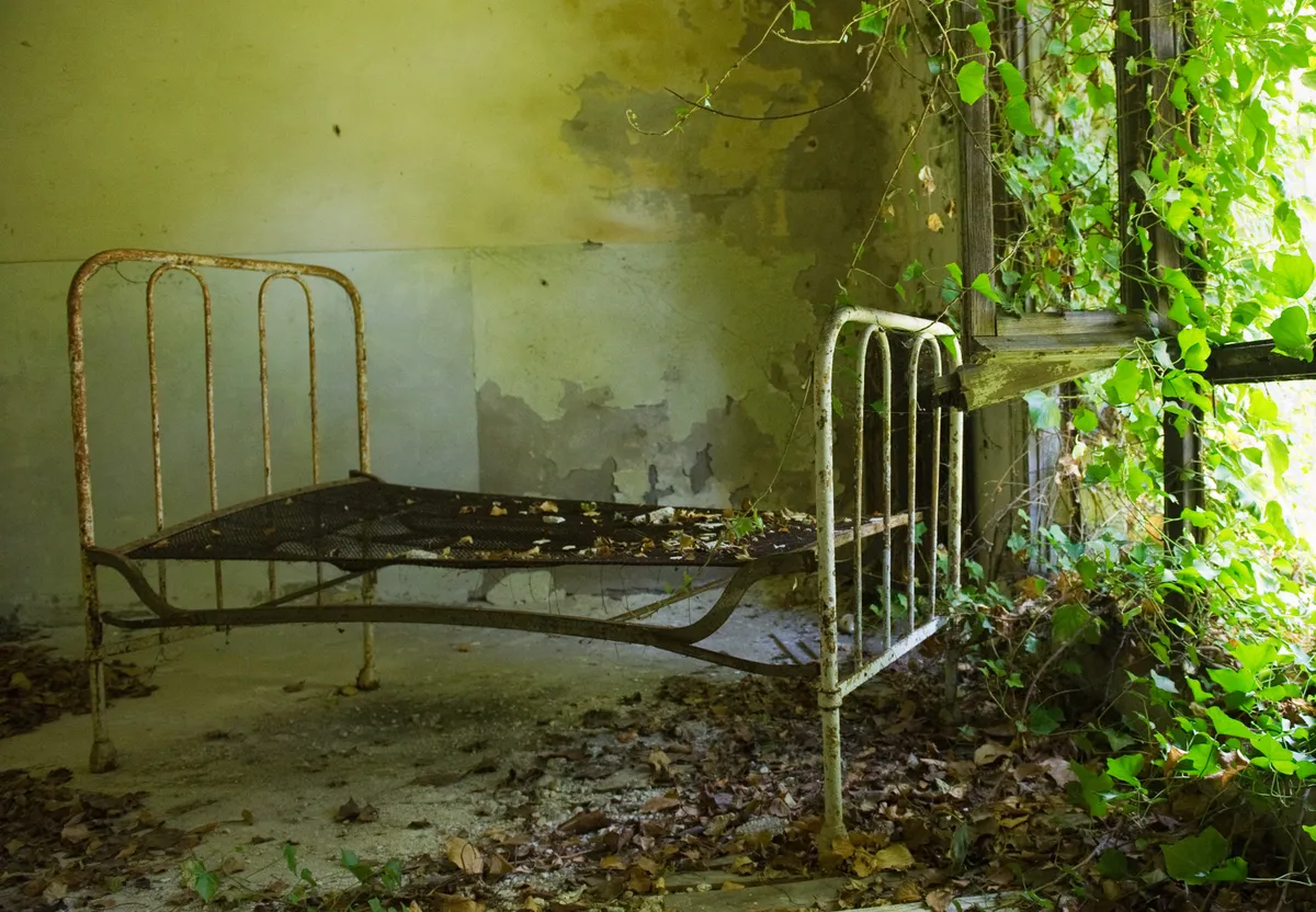Régi ágy egy elhagyatott elmegyógyintézetben Poveglia szigetén