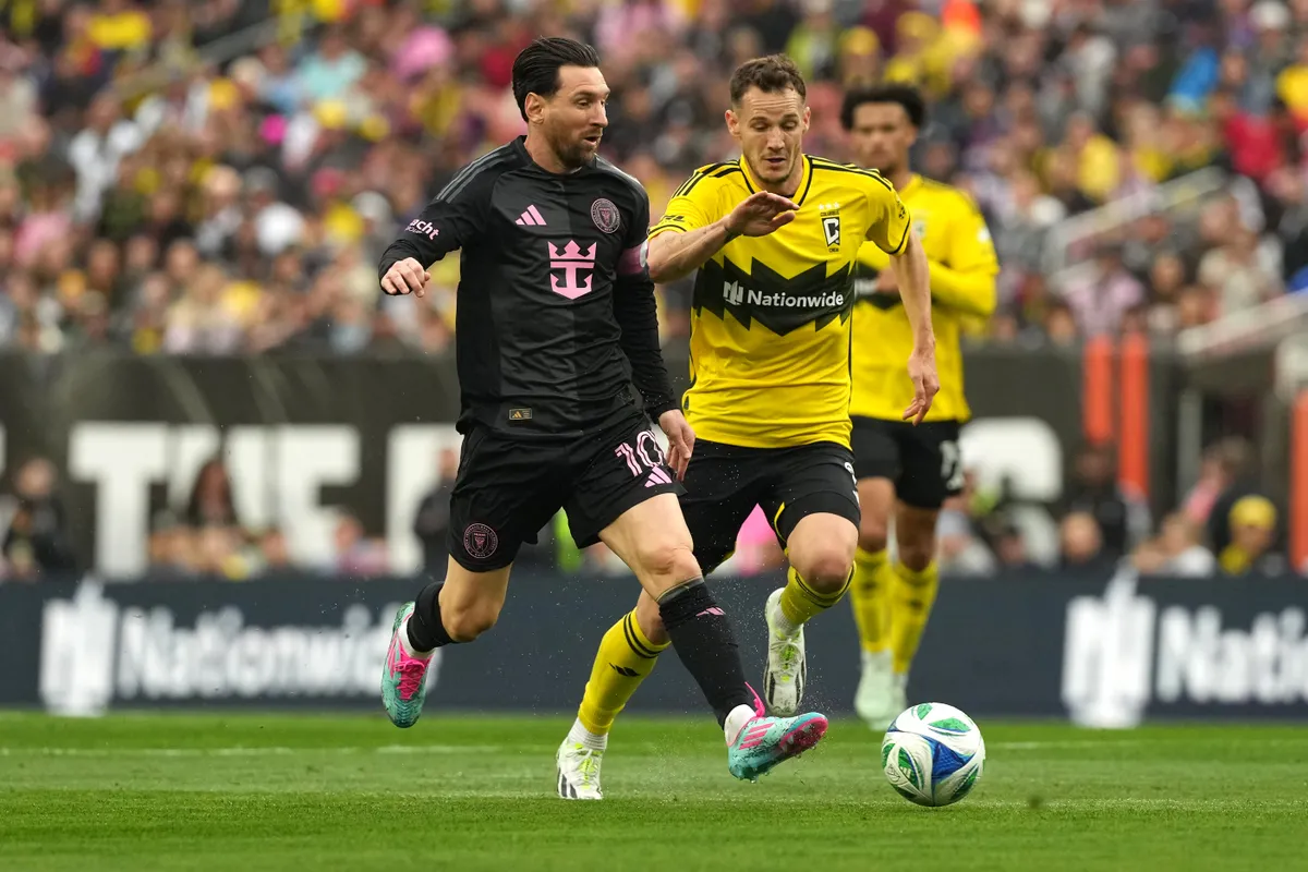 Lionel Messi és Gazdag Dániel (jobbra) párharca egy Columbus Crew-Inter Miami MLS-meccsen