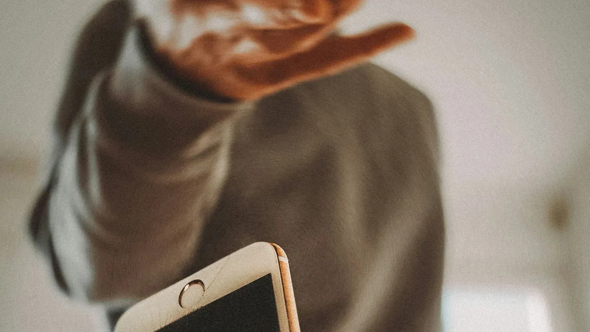 A modern technológia teljesen hiányzik a mindennapjaiból: John ma már csak krétatáblát és füzetet használ az üzletmenethez